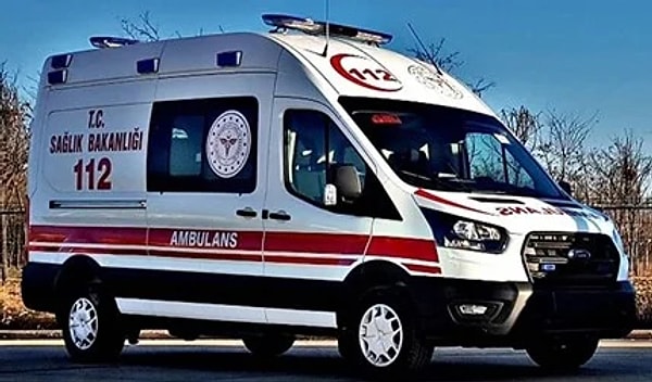 Çöllüoğlu, “Ambulansın ilerlemesine izin vermeyeceğim” diyerek ambulansın arka kapısını açtı. Pandemi döneminde yüzünde maske olmadan hasta bölümünde inceleme yaptı.