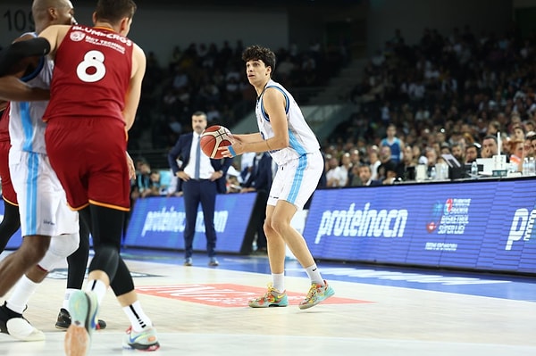 Mavi-beyazlılar, karşılaşmanın bitimine 17 saniye kala Javon Bess’in bulduğu basketle ilk kez üstünlüğü ele aldı ve parkeden 72-70 galip ayrıldı.