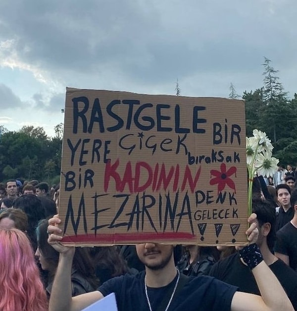 YTÜ'deki protestoda görüntülenen pankartlar ise şöyle...