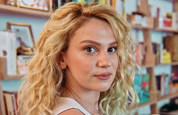 Son dönemlerde hem sinema hem de televizyon ekranlarında sıkça gördüğümüz güzel oyuncu Farah Zeynep Abdullah, geçtiğimiz akşam yaptığı ödül konuşmasıyla geceye damga vurmuş ve ülkemizde yaşanan vahşete sessiz kalmayarak güçlü duruşunu ortaya koymuştu.