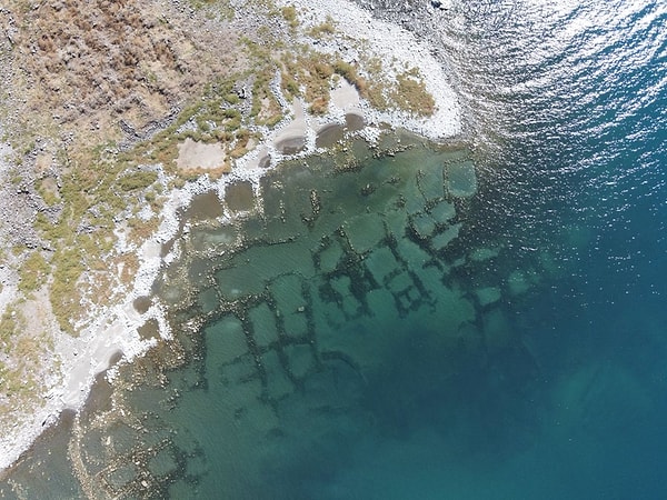 Ahlat ilçesine 18 kilometre uzaklıktaki kıyı şeridinde görünmeye başlayan yapı kalıntılarıyla belgeleme çalışması yapıldı.