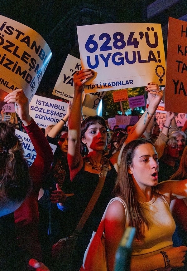 Ülkemizde yaşanan bu kan dondurucu olayın ardından yurt genelinde gerek sosyal medya üzerinden yapılan paylaşımlarla gerek düzenlenen yürüyüşler yoluyla fiilen sesler yükselmeye devam ediyor. Halk her gün kadına yönelik baskıya, şiddete ve kadın cinayetlerine ''Dur!'' diyor.