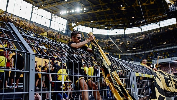 Dortmund resmi hesaptan paylaştığı bu fotoğrafı yorumlara kapatırken tepkilerin önüne geçmeye çalıştı.