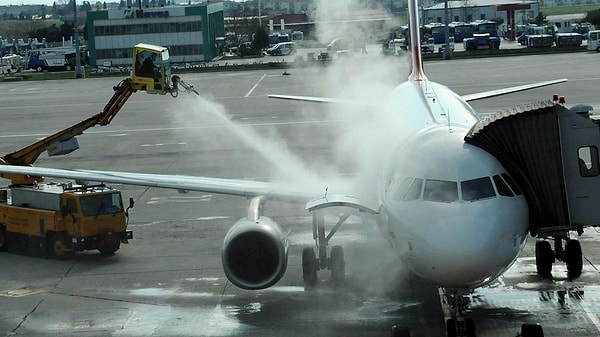 Uzun mesafeleri kat eden uçaklar uçuş sırasında biriken toz, kir ve diğer dış etkenlerle kaplanır. Bu birikintiler uçağın aerodinamik yapısını olumsuz etkileyebilir ve hava akışını bozarak yakıt verimliliğini düşürebilir.