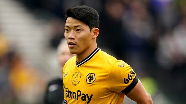 Karşılaşmada Como oyuncusu Marco Curto, bir pozisyon sonrası Wolves'un Güney Koreli golcüsü Hwang Hee-chan için "Onu görmezden gel, kendini Jackie Chan sanıyor" diyerek gerginliğe yol açtı.