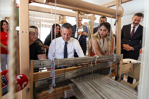 X hesabından Özgür Özel'in Hatay'da atkı dokuduğu anların fotoğrafını paylaşan Sandal, "Arkadaşlar evet ülke yangın yeri ancak ana muhalefet lideri inanılmaz bir subliminal mesaj veriyor; 'ilmik ilmik örüyorum, bekleyin' diyor! Biz anlayamıyoruz…" yorumunda bulundu.