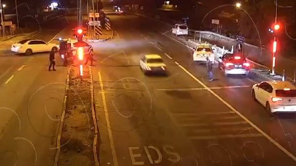 Kırıkkale'de drift yaparak trafiği tehlikeye atan otomobil sürücüsü, polisin dur ihtarına uymayarak kaçtı. Ters şeritte ilerledikten sonra polisin kurduğu kapana yakalanan sürücü yakalandı.