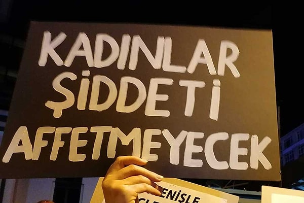 Maalesef ülkemizin en büyük ve bir türlü kabuk bağlamayan yarası kadına şiddetin yeniden yüreğimizi dağladığı dönemde sosyal medya da ayağa kalktı.