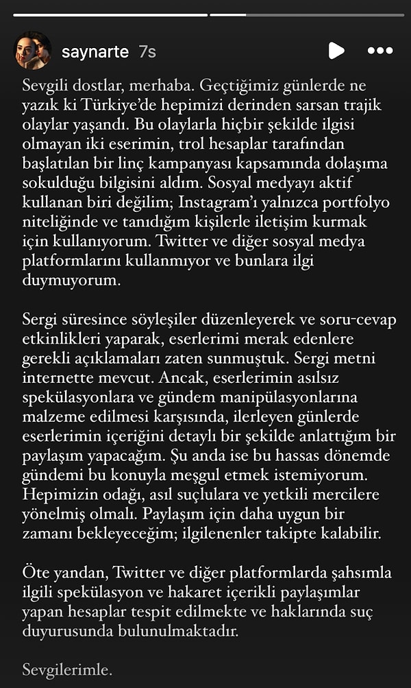 "Bu olaylarla hiçbir şekilde ilgisi olmayan iki eserimin, trol hesaplar tarafından başlatılan bir linç kampanyası kapsamında dolaşıma sokulduğu bilgisini aldım" diyen Sayna Soleimanpour " şahsımla ilgili spekülasyon ve hakaret içerikli paylaşımlar yapan hesaplar tespit edilmekte ve haklarında suç duyurusunda bulunulmaktadır" dedi.