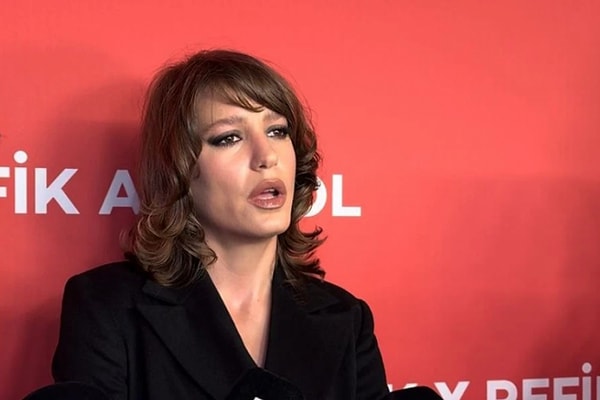 Serenay Sarıkaya'nın kadın cinayetleri ve İstanbul Sözleşmesi ile ilgili soruya verdiği yanıt adeta topa tutulunca ünlü oyuncu Twitter (X) hesabından ateş püskürdü.