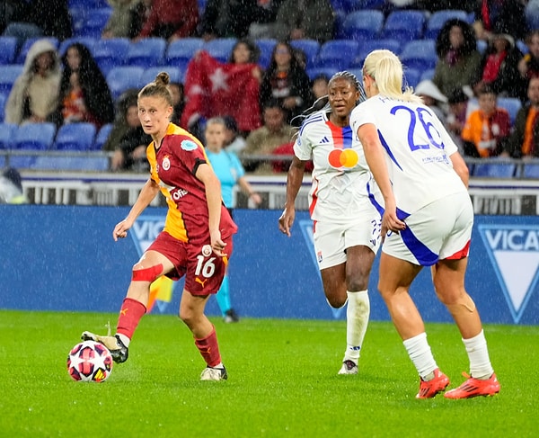 Şampiyonlar Ligi A Grubu'nda yer alan Galatasaray Kadın Futbol Takımı, ilk maçında Lyon'a deplasmanda 3-0 kaybetti.