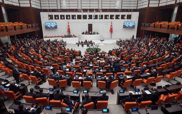 TBMM’de kapalı oturum, kamuoyundan gizli şekilde gerçekleştirilen özel bir toplantı türüdür. Anayasa ve Meclis İçtüzüğü'nün 59. maddesi çerçevesinde düzenlenen bu oturumlar, genellikle milli güvenlik, dış politika ve kritik meselelerin ele alındığı görüşmelerdir. Kapalı oturumlarda yapılan konuşmalar, alınan kararlar ve tutanaklar 10 yıl boyunca gizli tutulur ve ancak bu sürenin sonunda kamuoyuna açıklanır.