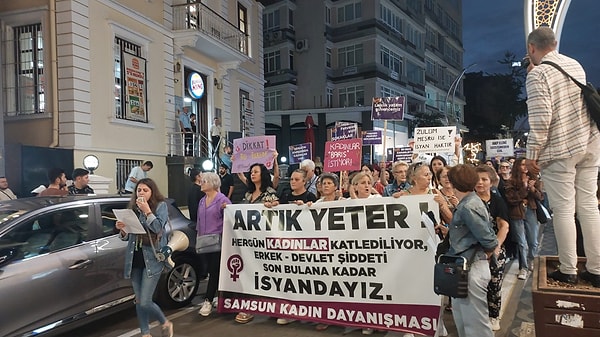 Yurdun dört bir yanında kadın cinayetlerine karşı protesto yürüyüşleri gerçekleşiyor. Bunlardan bir tanesi de geçtiğimiz gün Samsun'da düzenlenmiş, kadınlar ellerinde pankartlarla yürümüştü.