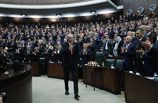 Cumhurbaşkanı Erdoğan, bugün TBMM’de grup toplantısında konuştu. AKP Grup Toplantısı çıkışında ilginç anlar yaşandı.