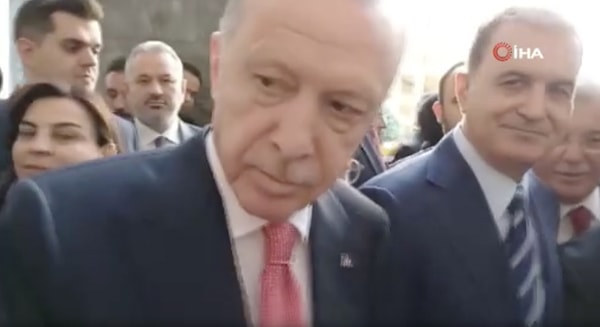 Gazeteci Hilal Köylü, Erdoğan’a “DEM Parti'yle de işbirliğine açık olduğunuzu söylediniz. Onlar somut adım bekliyor. Somut adım gelir mi sizden?” sorusunu sordu.