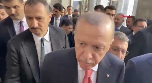 Erdoğan, soruyu duyar duymaz A Haber muhabiri Rüya Akkuş’a dönerek “Rüya ne diyorsun?” dedi.