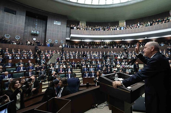 Cumhurbaşkanı Recep Tayyip Erdoğan, bugün AKP Grup Toplantısı'nda partililerine hitap etti. Gündemdeki konulara dair açıklamalarda bulunan Erdoğan, konuşmasının ardından partiye yeni katılan isimlere rozet takma törenine geçti.