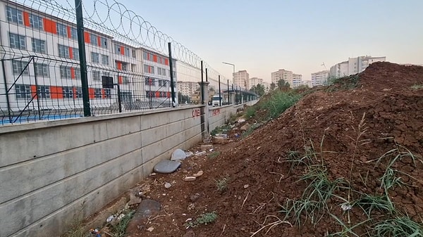 Üzerinde gri üst ve lacivert kot pantolon bulunan kişi, çevredekilerin geldiğini görünce olay yerinden hızla kaçtı.