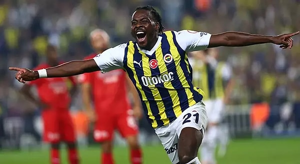 Osayi ile ilgili son zamanlarda en çok ses getiren konulardan biri de Galatasaray iddiasıydı. İddialara göre, Batshuayi'den sonra Fenerbahçe'den bir futbolcuyu daha bonservissiz bir şekilde kadrosuna katmak isteyen Galatasaray, Osayi ile ilgileniyor.