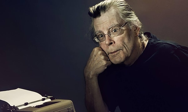 We all know by now that the master of horror novels, Stephen King, is very active on social media, where he frequently shares recommendations for series, movies, and books.