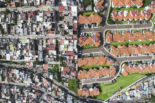 20. yüzyılda doğu bölgeleri ayrımcı uygulamalara maruz kaldı. Özellikle "redlining" olarak bilinen bir uygulama, doğu tarafındaki konut alanlarının sigorta ve kredi gibi hizmetlerden mahrum bırakılmasına yol açtı.