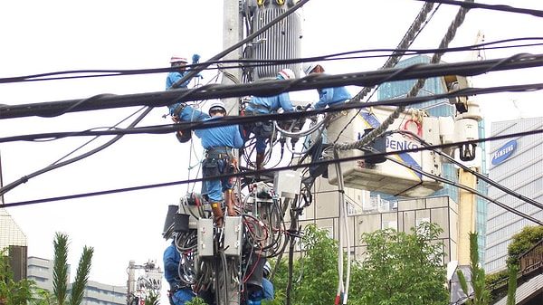 Japonya'nın elektrik kablolarının büyük kısmının yer üstünde olmasının en önemli sebeplerinden biri, maliyet. Yer altı kablo döşeme işlemleri, yer üstü hatlara göre çok daha pahalı.