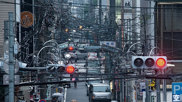 Deprem gibi büyük doğal afetlerin sık yaşandığı Japonya'da yer altı kablo sistemlerinin önemli avantajları bulunuyor. Bu sistemler, çevresel faktörlere karşı daha dayanıklı ve hasar alma ihtimali daha düşük.