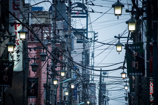 Japonya, II. Dünya Savaşı sonrası hızla yeniden yapılanmak zorunda kaldı ve bu süreçte, hızlı ve ucuz çözümler öncelik kazandı.