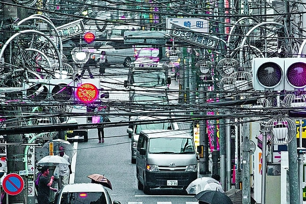 Japonya'daki elektrik hatlarının yönetimi, kamu ve özel sektör arasında bölünmüş durumda. Tokyo Elektrik Enerjisi Şirketi (TEPCO) gibi büyük şirketler, yer üstü hatların pratik avantajlarını savunurken, hükümet yer altı sistemine geçiş için adımlar atmaya devam ediyor.