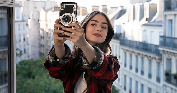 Netflix'in hit dizisi 'Emily in Paris' beşinci sezonuyla ekranlara dönmeye hazırlanıyor ancak bu sefer Paris'te değil Roma'da.