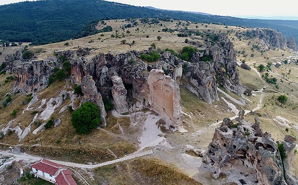 Eskişehir'in Han ve Seyitgazi ilçeleri arasındaki 3 kilometrelik Midas Vadisi'nde bulunan Midas Kale'de 2022 yılından beri devam eden eden kazılarda dikkat çeken bir keşif yapıldı. Bölgede ünlü Yazılıkaya Anıtı'nın ardından M.Ö. 7. yüzyıla tarihlenen Friglerden kalma fırın ve ocaklar keşfedildi.