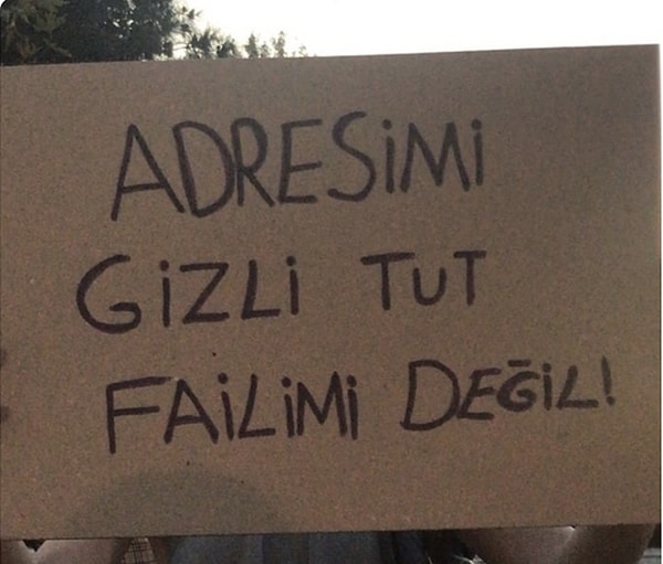 Geçtiğimiz hafta öldürülen genç kadınları anmak için toplanan protestocuların bir pankartı uzun süredir devam eden bir uygulamaya getirilmiş en kısa ve net eleştiriydi.