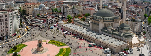 Haliyle özellikle Beyoğlu tarafına yerleşen halka verilecek yeni hizmetler gerekiyordu. Bu hizmetlerin başında da su vardı.