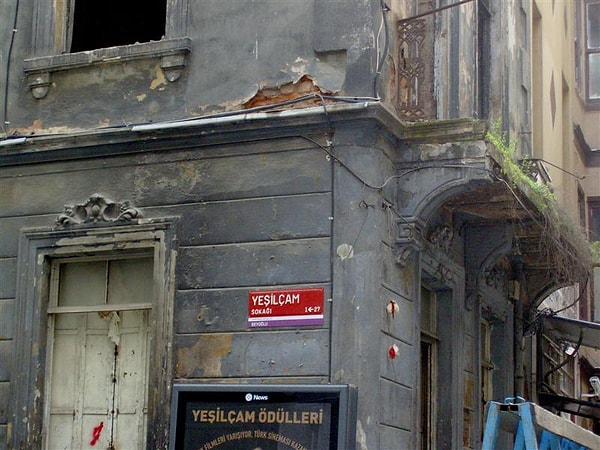 Yeşilçam adı, İstanbul'un Beyoğlu semtinde Taksim'e oldukça yakın bir sokaktan geliyor. 1980'lerden önce, bu sokakta birçok film şirketinin yazıhaneleri bulunuyordu.