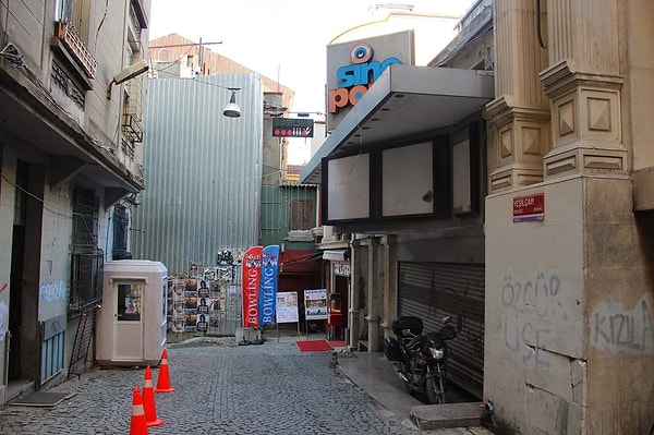 Yeşilçam Sokağı’nın tarihi de bir o kadar ilginç. 1900'lü yılların başında, bugünkü Yeşilçam Sokağı, Serkil Doryan ve Deveaux Apartmanları'nın arasındaki daracık bir geçitten ibaretti.