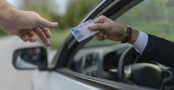 Yeni yönetmeliğin yılbaşından itibaren uygulanacağı tahmin ediliyor. Artık ehliyet almanın oldukça zorlaşacağına dikkat çeken direksiyon eğitmeni Taner Şide, sürücü adaylarına önemli uyarıda bulundu.