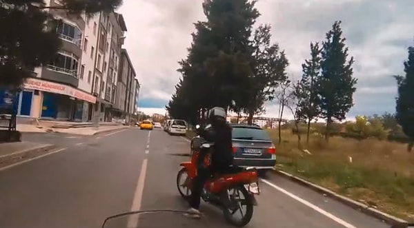 Kendisi dururken yanına gelen bir ehliyetsiz bir motorcu ilerde polis olup olmadığını sormak istemişti.