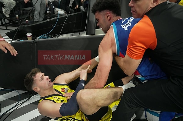 Anadolu Efes'in Fenerbahçe Beko'yu konuk ettiği maçta Elijah Bryant ve Tarık Biberovic arasında kavga çıkmış, iki basketbolcu da oyundan ihraç edilmişti.