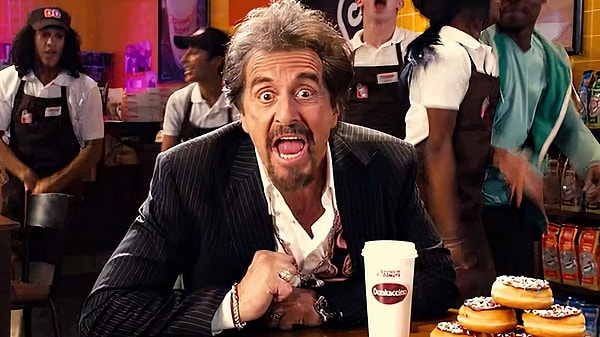 Ama rol aldığı öyle bir film var ki yıllardır hem film yerden yere vuruluyor hem Al Pacino eleştiriliyor. Evet, 2011 yapımı 'Jack ve Jill' filminden bahsediyoruz. Başrolünde Adam Sandler ve Al Pacino'nun olduğu film sinema eleştirmenlerinin resmen nefret ettiği bir filmdi.