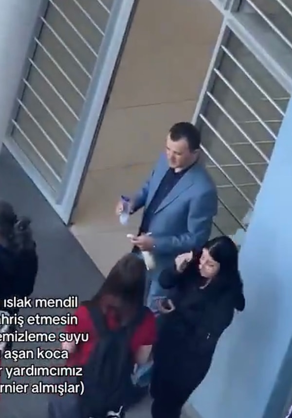 Müdür yardımcısı öğrencileri kapıda makyaj temizleme suyu ve pamuk ile bekliyordu. Makyaj ile gelen öğrenciler ise yanında makyajlarını temizliyordu.