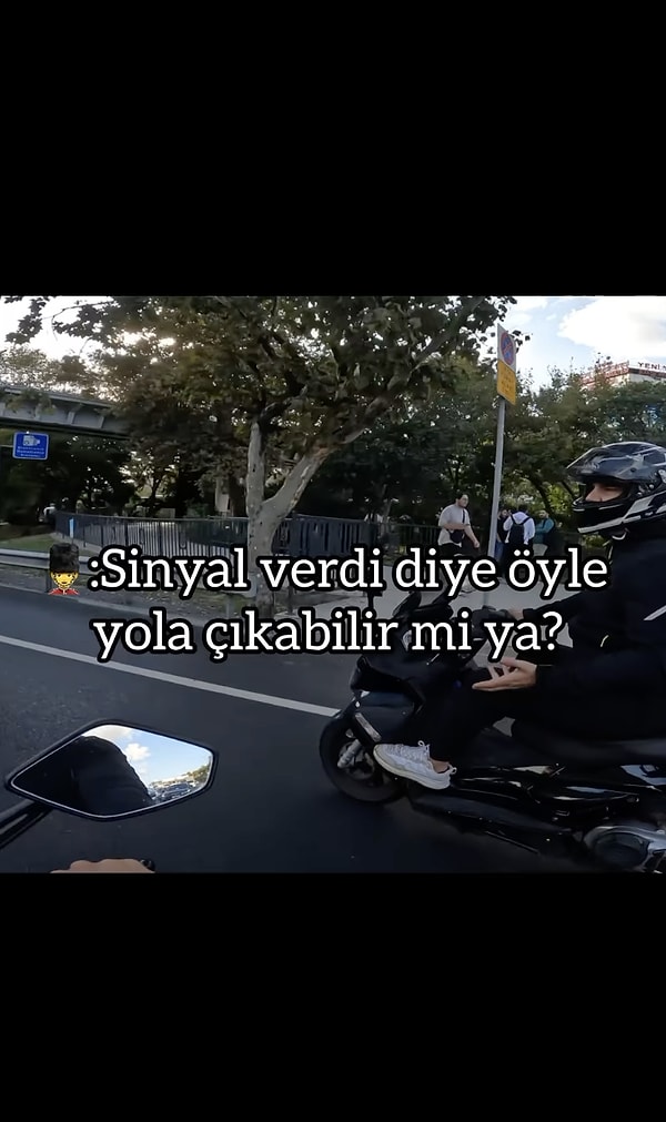 Sonra yetmedi motorcunun yanına yaklaşarak hatalı olanın kendisi olduğunu tekrar tekrar dile getirdi.  O anları da Instagram hesabından paylaşarak altına '' Doğruyu savunduk, fırça yedik 🤔🤷♂️'' notunu düştü.