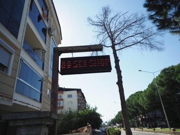 "Halk sağlığı için açtım" diyen Uyaroğlu, alışveriş yapanların dışında çalışmak isteyenlerin de çok olduğunu açıkladı.