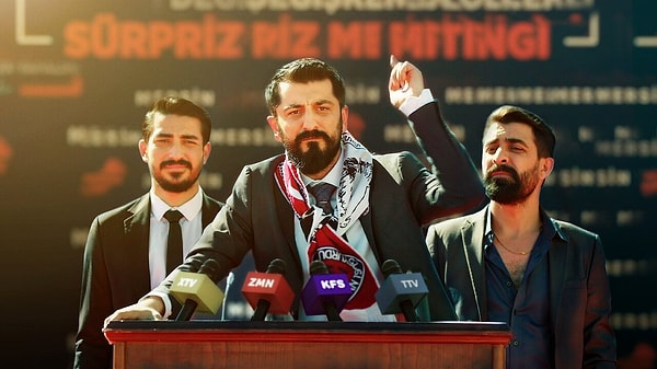 Şimdi de Mahsun Karaca bu komedinin vitesini biraz daha artırıyor. Geçtiğimiz gün 'İllegal Hayatlar: Meclis' filminin fragmanını paylaştı ve vizyon tarihini duyurdu.