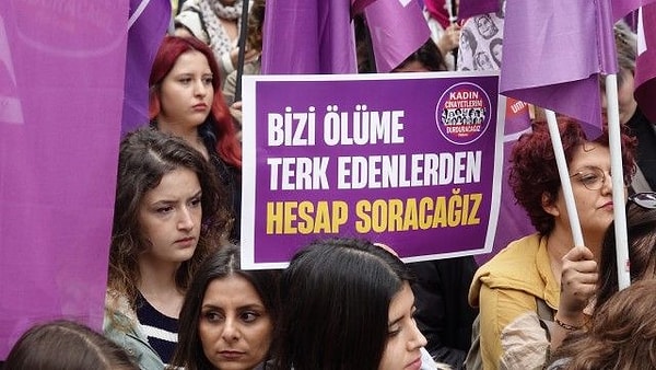 Çünkü her gün farklı bir isim duyduğumuz ancak her seferinde aynı acıyı hissettiğimiz kadın cinayetlerinin günden güne artması bu yıl 11 Ekim Dünya Kız Çocukları Günü'nü kutlama değil anma gününe dönüştürdü.