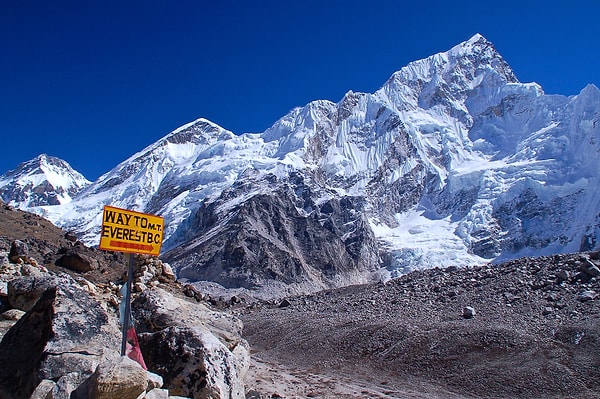 Yaklaşık 9 bin metre yüksekliğiyle Everest, Dünya'nın zirvesi.