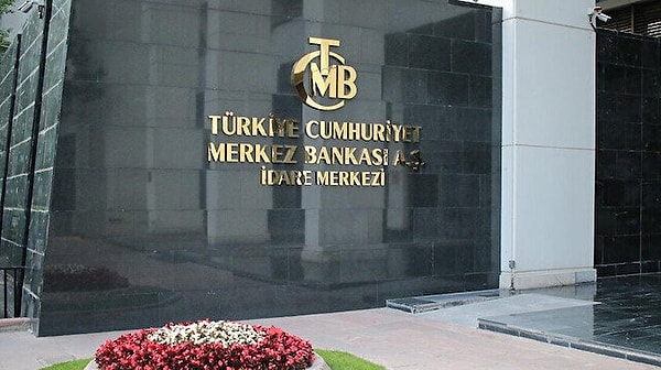 Merkez Bankası, 72 katılımcıyla gerçekleştirdiği piyasa anketini açıkladı. Yıl sonu enflasyon tahmini ankete göre yüzde 43.14’ten yüzde 44.11’e yükseldi. Yeni tahminlerle ocak ayında yapılacak maaş artışları da yeniden şekillendi.