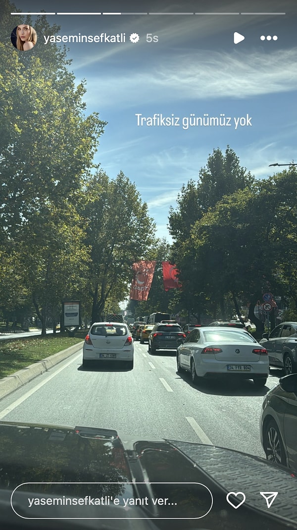 Yasemin Şefkatli, trafikte sıkıştı.