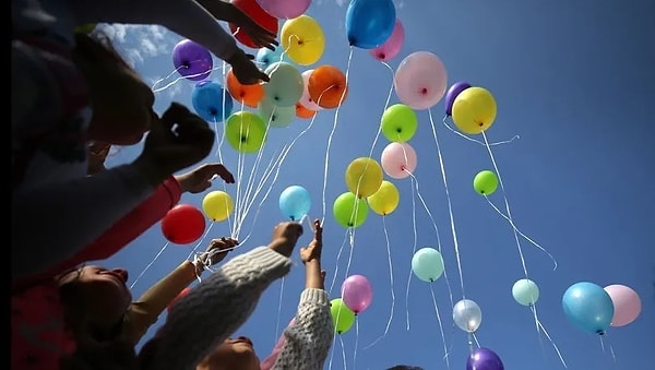 11 Ekim Dünya Kız Çocukları Günü'nü balonlarla, neşeyle ve umutla kutlamak isterdik, fakat bu yıl da olmadı. Ülkemizde yaşanan vahşetler, kadın ve kız çocuklarının ardı ardına işlenen cinayetlerle hayata gözlerini yummalarının ardından, ünlü isimler de bugünü sosyal medya hesaplarından yaptıkları paylaşımlarla ''kutlayamadılar!''