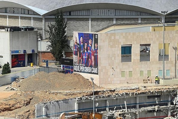 İspanyol ekibi Barcelona'nın Camp Nou stadyumunun inşaatı devam ediyor. Camp Nou'nun yenileme çalışmaları, Türkiye Futbol Federasyonu eski başkanı Nihat Özdemir'in başkanlığını üstlendiği Limak tarafından gerçekleştiriliyor.