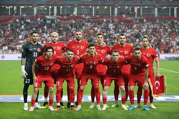 Millilerimiz maçta Uğurcan Çakır, Mert Müldür, Merih Demiral, Abdülkerim Bardakcı, Ferdi Kadıoğlu, Orkun Kökçü, Hakan Çalhanoğlu, Yunus Akgün, Arda Güler, Kerem Aktürkoğlu, Barış Alper Yılmaz ilk on biriyle başladı.